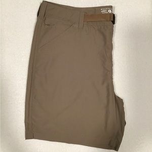 NWOT Mountain Hardwear M 40 Canyon Belted Shorts in Khaki - 7" inseam
